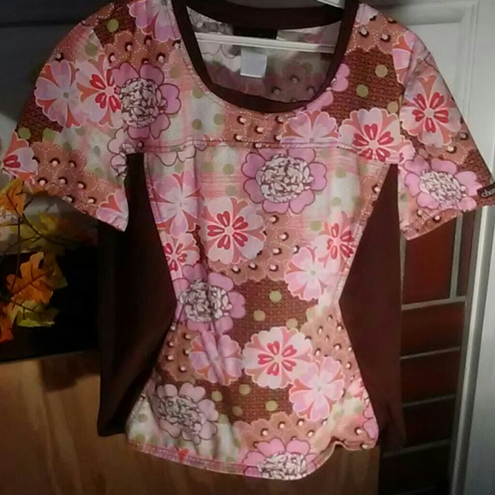 Cherokee scrub top multi-color brown trim